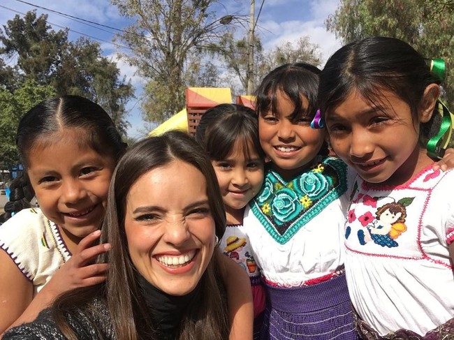 Dalam kesehariannya, Vanessa Ponce De Leon juga aktif sebagai sukarelawan. Dia merupakan sukarelawan untuk Migrantes en el Camino. Vanessa juga terlibat aktif di sekolah bernama Nemeni, yang khusus membantu pendidikan anak-anak dari suku asli Meksiko. Foto: Dok. Instagram Vanessa Ponce de Leon