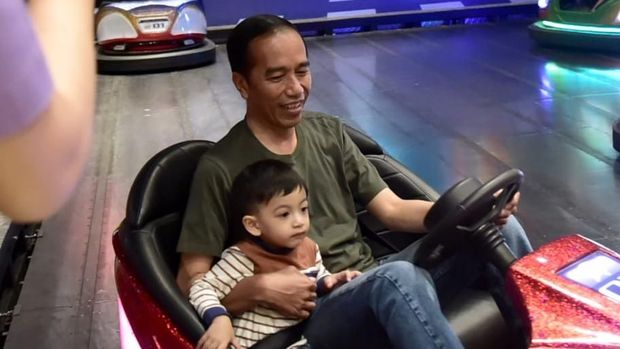 Jokowi mengajak Ethes main bom-bom car.