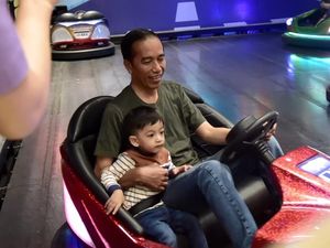 Momen Seru Jokowi Habiskan Waktu Bersama Cucu