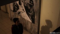Foto-foto yang dipamerkan pun terasa begitu dekat dengan para personel band Slank dan juga dibungkus dengan ukuran jumbo.