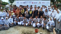 SMAS Lab School UNTAD Palu, Besusu Tengah, Palu Timur juga menjadi salah satu sekolah yang akan dibangun kembali. CT, istri, dan para pemimpin di Palu berfoto bersama siswa-siswi SMAS Lab School UNTAD Palu. (Elvan Dany Sutrisno/detikcom)
