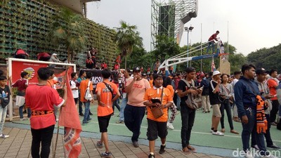 Thejakmania Nobar Persija Vs Mitra Kukar di Lapangan Kemenpora