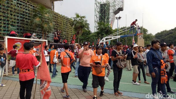Thejakmania Nobar Persija Vs Mitra Kukar di Lapangan Kemenpora