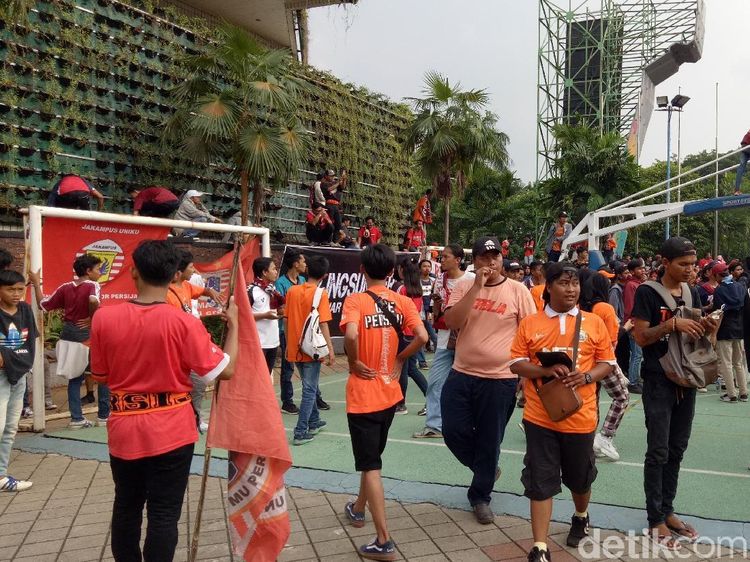 Thejakmania Nobar Persija Vs Mitra Kukar di Lapangan Kemenpora