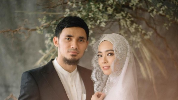 Cantiknya Lindswell Kwok Bergaun Pengantin Syari di Foto Pasca Resmi Nikah Cantiknya Lindswell Kwok Bergaun Pengantin Syari di Foto Pasca Resmi Nikah