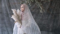 Lindswell tampak sangat anggun mengenakan gaun dari desainer Sapto Djojokartiko. (Instagram Diera Bachir)