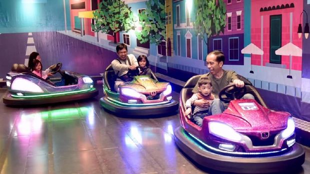 Momen Jokowi Malam Minggu dengan Jan Ethes di Mal Bogor