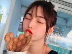 Potret Liu, Model Menawan yang Suka Jual Ikan di Pasar