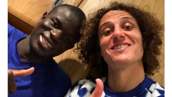 Akun Twitter Chelsea memajang foto NGolo Kante dan David Luiz yang selfie. Keduanya adalah pencetak gol ke gawang City semalam. Foto: Twitter