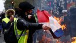 Foto: Polisi Bentrok dengan Demonstran Rompi Kuning di Paris