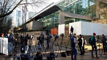 Mereka menyiapkan kamera masing-masing meskipun sidang dilakukan secara tertutup. Foto: Reuters