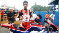 Meskipun ini sudah kali keempat bagi Andi Gilang memacu motor ini, dirinya tidak pernah menghitung secara pasti berapa kecepatan tertinggi yang bisa dia capai. “Paling tinggi selama naik motor ini nggak oerhatiin berapa kecepatannya cuma mungkin 200 km/jam lebih.” Foto: Grandyos Zafna