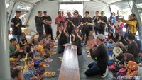 CT dan istri bersama siswa-siswi SDN 1 Lolu di Biromaru, Kabupaten Sigi, Sulawesi Tengah. Nantinya, SD ini akan dibangun kembali usai rusak terkena gempa. SD ini menjadi salah satu dari 9 gedung sekolah yang akan dibangun kembali.  (Elvan Dany Sutrisno/detikcom)