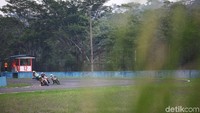 Sebagai motor sport, motor itu juga harus mumpuni dalam menikung di kecepatan tinggi. Foto: Grandyos Zafna