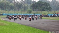 Tujuan diadakannya kegiatan ini sebagai apresiasi kepada member community supaya bisa merasakan sedikit aura sirkuit balap. Foto: Grandyos Zafna