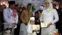 Daus Mini melangsungkan pernikahan untuk ketiga kalinya hari ini. Dia mempersunting pujaan hatinya, Selvie.  Foto: (Ludi/detikHOT)