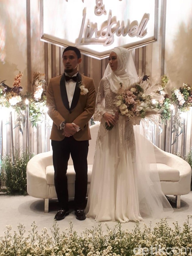 Selain papan nama, kursi pelaminan super minimalis juga banyak disukai sepanjang tahun ini. Menurut Ellien, rata-rata pengantin tidak ingin dekorasi yang terlalu terkesan wedding. Foto: Mercy Raya/Detiksport