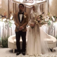 Selain papan nama, kursi pelaminan super minimalis juga banyak disukai sepanjang tahun ini. Menurut Ellien, rata-rata pengantin tidak ingin dekorasi yang terlalu terkesan wedding. Foto: Mercy Raya/Detiksport