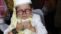 Setelah mengucapkan ijab kabul, Daus meneteskan air mata. Dia begitu terharu menghadapi momen tersebut. Foto: (Ludi/detikHOT)