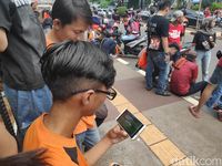 Tak Kebagian Tiket, Sebagian The Jakmania Nobar Pakai HP