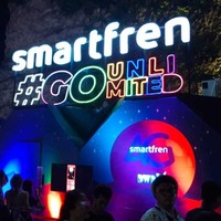 T-rex Smartfren yang bisa diajak seru-seruan foto bersama di DWP X Bali. Di booth ini, tersedia pula informasi seputar fitur-fitur menarik Smartfren seperti Super 4G Unlimited yang memberikan akses untuk menikmati musik, video, dan games sepuasnya. Area booth Smartfren tidak jauh dari pintu masuk GA dan EE DWP X Bali. Tepatnya di seberang tangga menuju panggung Neon Junggle.  Foto: Daniel Ngantung/Wolipop