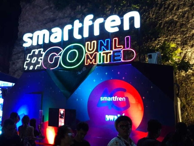 T-rex Smartfren yang bisa diajak seru-seruan foto bersama di DWP X Bali. Di booth ini, tersedia pula informasi seputar fitur-fitur menarik Smartfren seperti Super 4G Unlimited yang memberikan akses untuk menikmati musik, video, dan games sepuasnya. Area booth Smartfren tidak jauh dari pintu masuk GA dan EE DWP X Bali. Tepatnya di seberang tangga menuju panggung Neon Junggle.  Foto: Daniel Ngantung/Wolipop