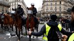Foto: Polisi Bentrok dengan Demonstran Rompi Kuning di Paris