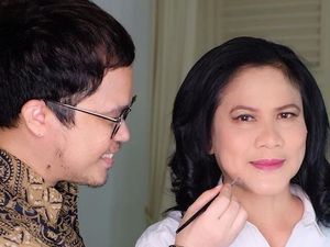 Iriana Jokowi Tampil Elegan dengan Blus Kebaya Saat Nyoblos Pemilu
