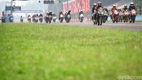 Pada kegiatan ini ratusan bikers diberi kesempatan menjajal sirkuit Sentul sebanyak dua kali putaran. Foto: Grandyos Zafna