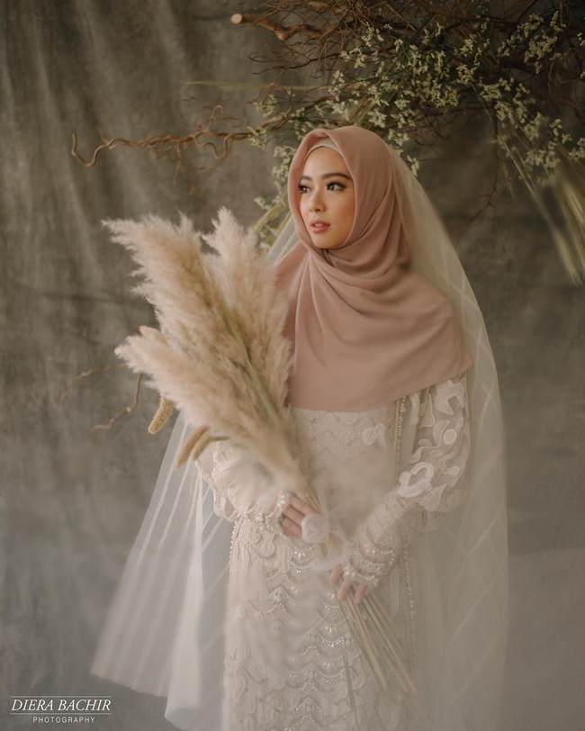 Pada tampilan keduanya, Lindswell terlihat cantik mengenakan gaun dari Sapto Djokokartiko. Gayanya hari itu merupakan hasil arahan fashion stylist Doley Tobing. Foto: Dok. Diera Bachir