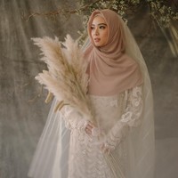 Pada tampilan keduanya, Lindswell terlihat cantik mengenakan gaun dari Sapto Djokokartiko. Gayanya hari itu merupakan hasil arahan fashion stylist Doley Tobing. Foto: Dok. Diera Bachir