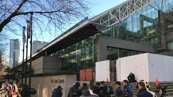 Para jurnalis ramai berkerumun mengingat hebohnya kasus ini. Foto: Reuters