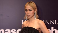 Kekasih Richard Kyle ini tampak memukau. Jessica Iskandar menambah anting panjang sebagai aksen yang memaksimalkan penampilannya. Foto: (Noel/detikHOT)
