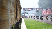 Pastinya safety gear harus lengkap dan cara berkendara yang benar di lintasan. Foto: Grandyos Zafna