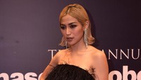 Potongan dress tersebut terbuka di bagian bahu Jessica. Foto: (Noel/detikHOT)