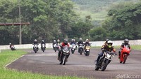 Jadi tidak hanya bikers yang ikut kompetisi balap kelas komunitas yang bisa keliling sirkuit ini. Foto: Grandyos Zafna