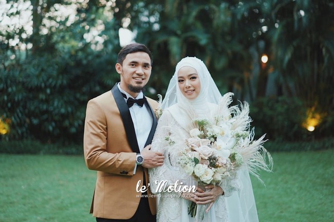 Setelah menjadi berhijrah dan menikah, ratu Wushu Indonesia Lindswell Kwok semakin jadi sorotan. Perubahan penampilannya menjadi salah satu poin yang menjadi perhatian. Tak hanya berhijab, Lindswell mantap berpenampilan syari. Foto: lemotionphoto for detikSport