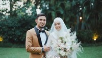 Hulaefi mengenakan stelan blazer coklat dengan celana hitam. Sementara, Lindswell memakai gaun putih dan hijab syari. (lemotionphoto for detikSport)