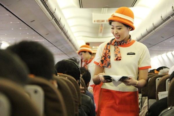 Traveler dapat merasakan pengalaman penerbangan yang berbeda melalui kehadiran atribut jadul seperti di era tahun 1970-1980an. Pramugari tampil dengan seragam klasik yang digunakan pada era tersebut (dok Garuda Indonesia) Traveler dapat merasakan pengalaman penerbangan yang berbeda melalui kehadiran atribut jadul seperti di era tahun 1970-1980an. Pramugari tampil dengan seragam klasik yang digunakan pada era tersebut (dok Garuda Indonesia)