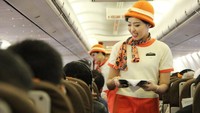 Traveler dapat merasakan pengalaman penerbangan yang berbeda melalui kehadiran atribut jadul seperti di era tahun 1970-1980an. Pramugari tampil dengan seragam klasik yang digunakan pada era tersebut (dok Garuda Indonesia)