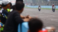 Memiliki power yang besar pada start melaju di atas Honda RC213V-S haruslah berhati-hati agar tidak melompat pada saat membuka gas. “Lepas gas moge jangan langsung full harus diurut pelan-pelan, ujar Gilang. Foto: Grandyos Zafna