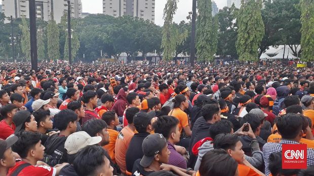 Lautan Oranye mewarnai SUGBK dan sekitarnya. (