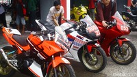 Para bikers mulai menyiapkan motor-motor terbaiknya yang akan digunakan untuk race nanti Foto: Grandyos Zafna
