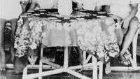Abdurrahman Wahid atau yang akrab disapa Gus Dur saat berfoto bersama kedua orang tuanya dan saudara-saudaranya tahun 1952. Istimewa/Wikipedia.