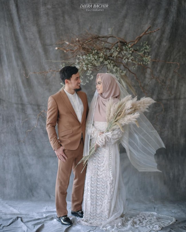 Untuk hijabnya, Lindswell memakai hijab bernuansa glitter dipadukan denham veil berdetail renda yang feminin. Foto: Dok. Diera Bachir
