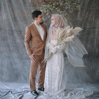 Untuk hijabnya, Lindswell memakai hijab bernuansa glitter dipadukan denham veil berdetail renda yang feminin. Foto: Dok. Diera Bachir