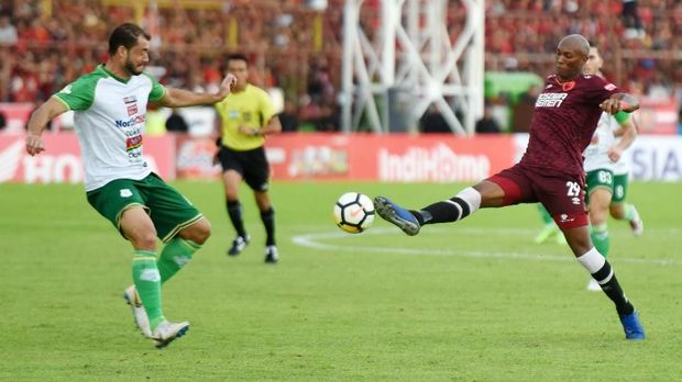 Alessendro Ferreira cetak dua dari lima gol kemenangan PSM Makassar atas PSMS Medan. (