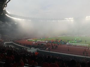 Persija Juara Liga 1 2018, GBK Diselimuti Asap Flare