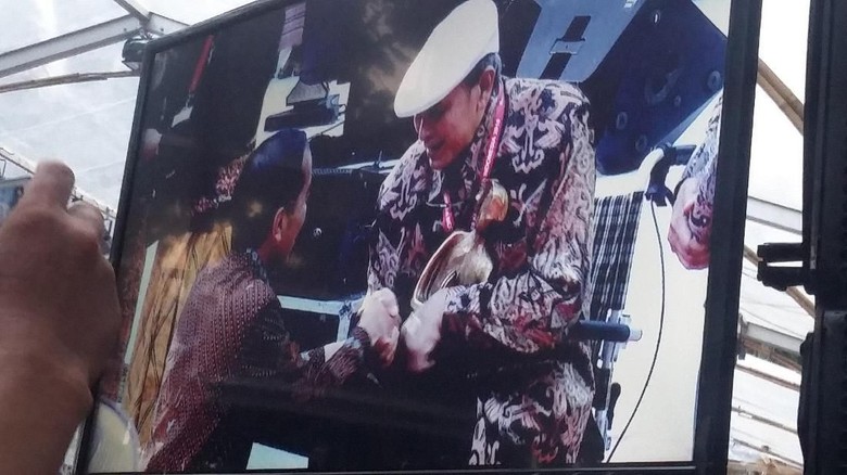Momen Jokowi Jongkok Saat Beri Penghargaan ke Putu Wijaya Momen Jokowi Jongkok Saat Beri Penghargaan ke Putu Wijaya