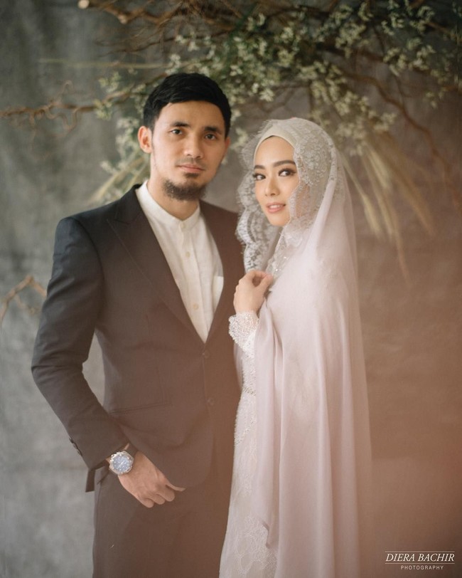 Pada foto tersebut, Lindswell tampil syari mengenakan gaun panjang. Pada tampilan pertama, ia memakai dress dan veil dari desainer Irna Mutiara, di bawah label Irna La Perle. Foto: Dok. Diera Bachir